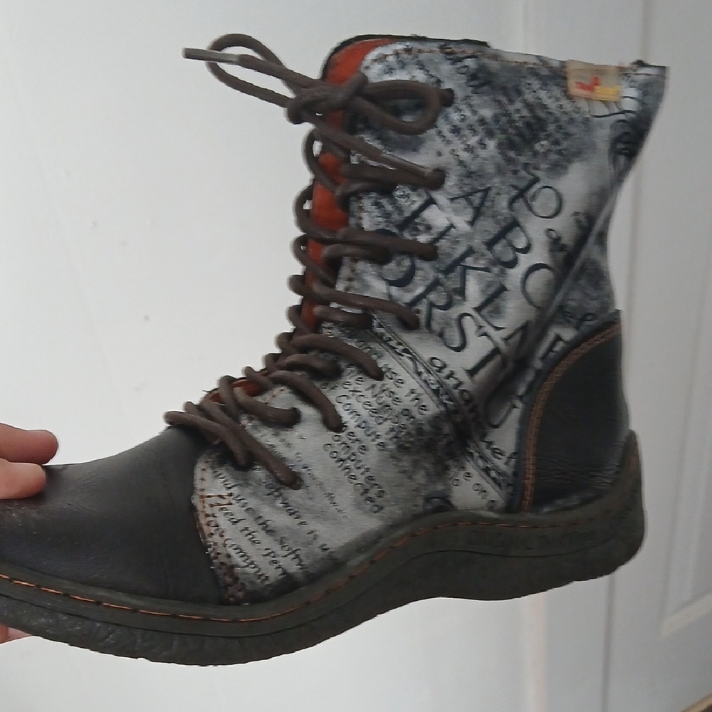 Stylish Text Print Lace-Up Boots